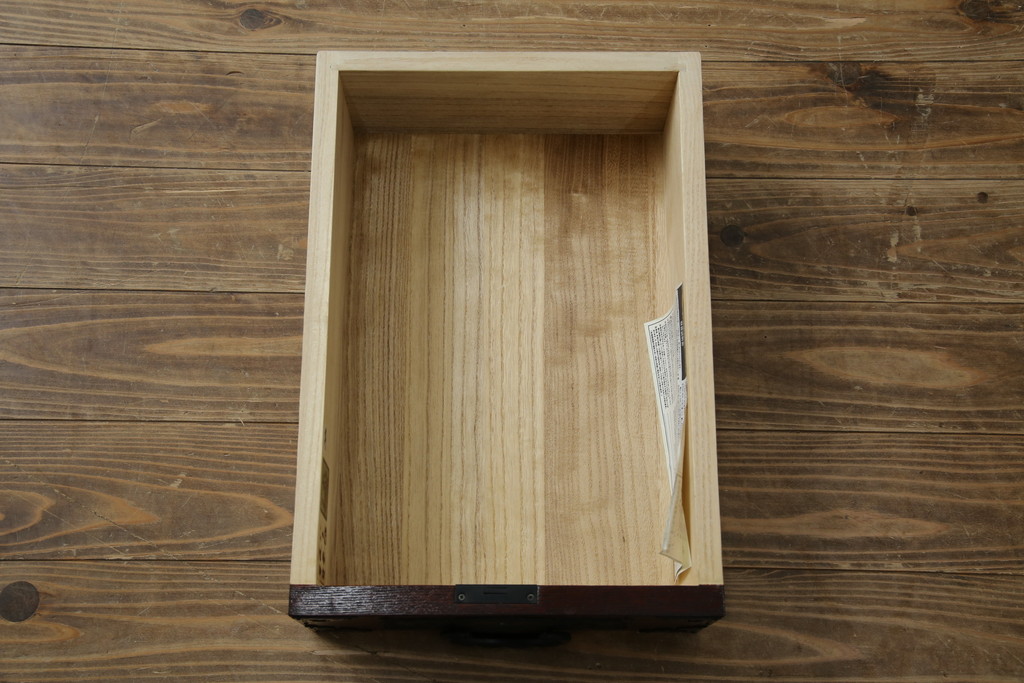 中古　美品!!　仙台民芸箪笥(仙台箪笥)　欅産業　凝ったつくりの大振りの金具が目を惹く漆塗りの仙台箪笥サイドボード(サイドチェスト、収納箪笥、衣装箪笥、引き出し)(R-084255)
