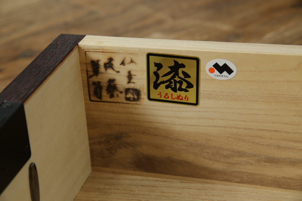 中古　美品!!　仙台民芸箪笥(仙台箪笥)　欅産業　凝ったつくりの大振りの金具が目を惹く漆塗りの仙台箪笥サイドボード(サイドチェスト、収納箪笥、衣装箪笥、引き出し)(R-084255)