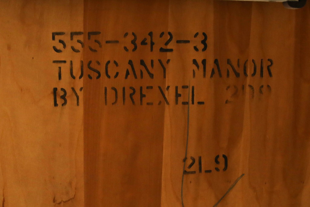 中古　DREXEL HERITAGE(ドレクセルヘリテイジ)　Tuscany Manor(タスカニー・マナー)　優雅な彫刻が上質なアンティーク空間を演出するダイニングテーブル(食卓、4人掛け、6人掛け)(R-084252)