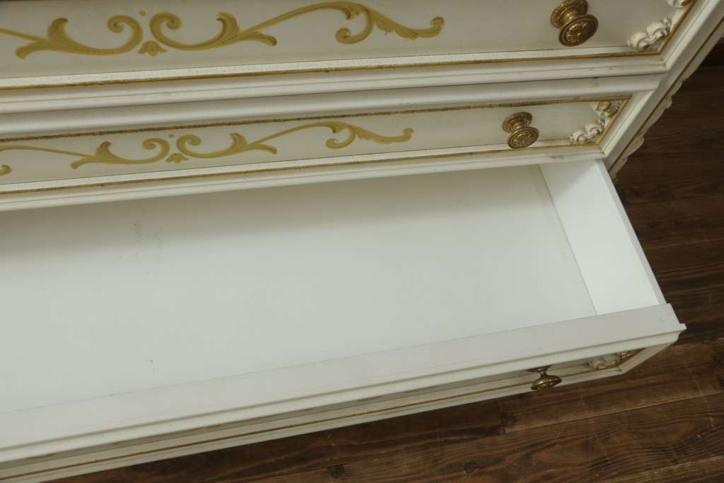 中古　イタリア高級家具　SILIK(シリック)　ロココ調の装飾が可愛らしい大振りなチェスト(サイドボード、引き出し)(R-077106)