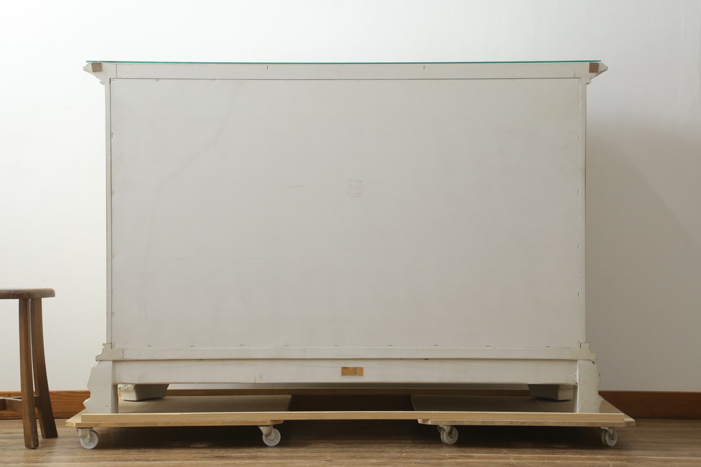 中古　イタリア高級家具　SILIK(シリック)　ロココ調の装飾が可愛らしい大振りなチェスト(サイドボード、引き出し)(R-077106)