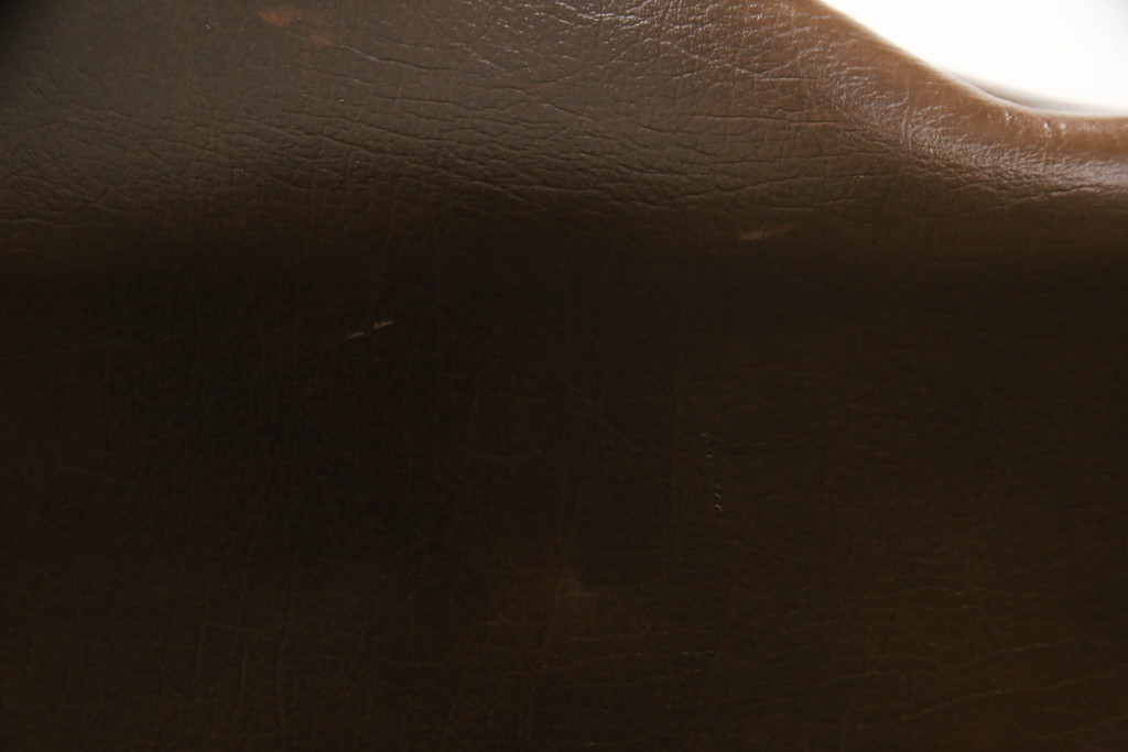 イギリスビンテージ　本革　重厚感のある佇まいが魅力的なウイングバックソファ(ウィングバック、チェスターフィールドソファ、アームソファ、一人掛けソファ、レザーソファ、ヴィンテージ)(R-061709)