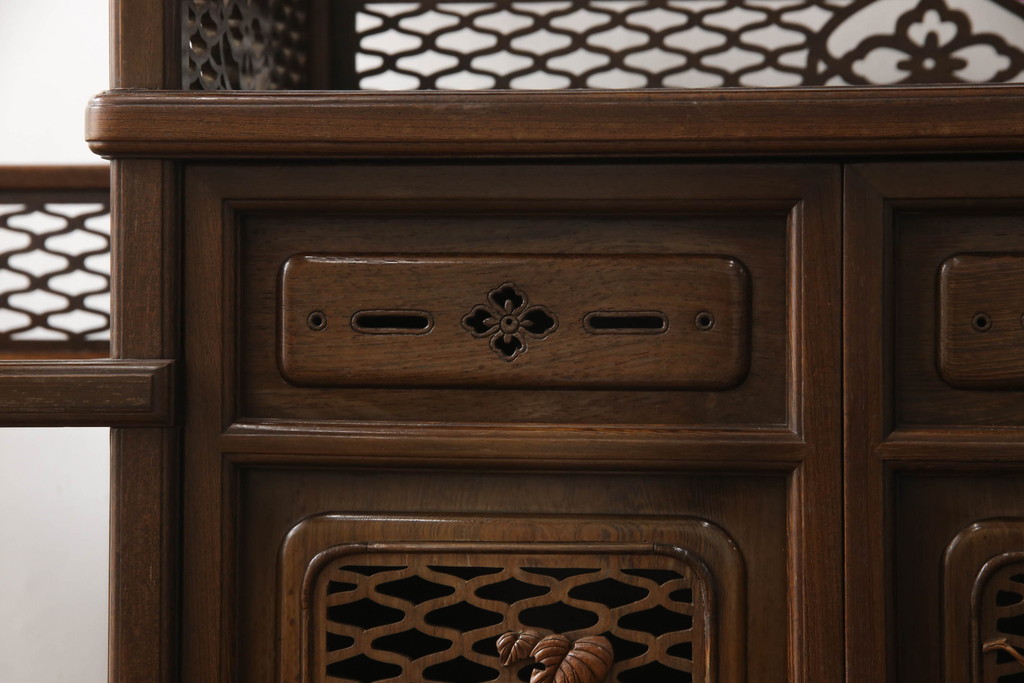民芸家具　鉄刀木(タガヤサン)材　美術品のような細やかな意匠が魅力の最高級の飾り棚(収納棚、茶棚)(定価約120万円)(R-049108)