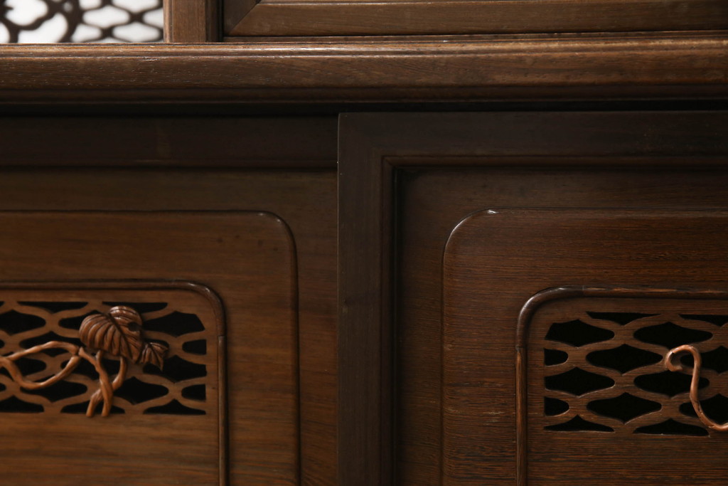民芸家具　鉄刀木(タガヤサン)材　美術品のような細やかな意匠が魅力の最高級の飾り棚(収納棚、茶棚)(定価約120万円)(R-049108)