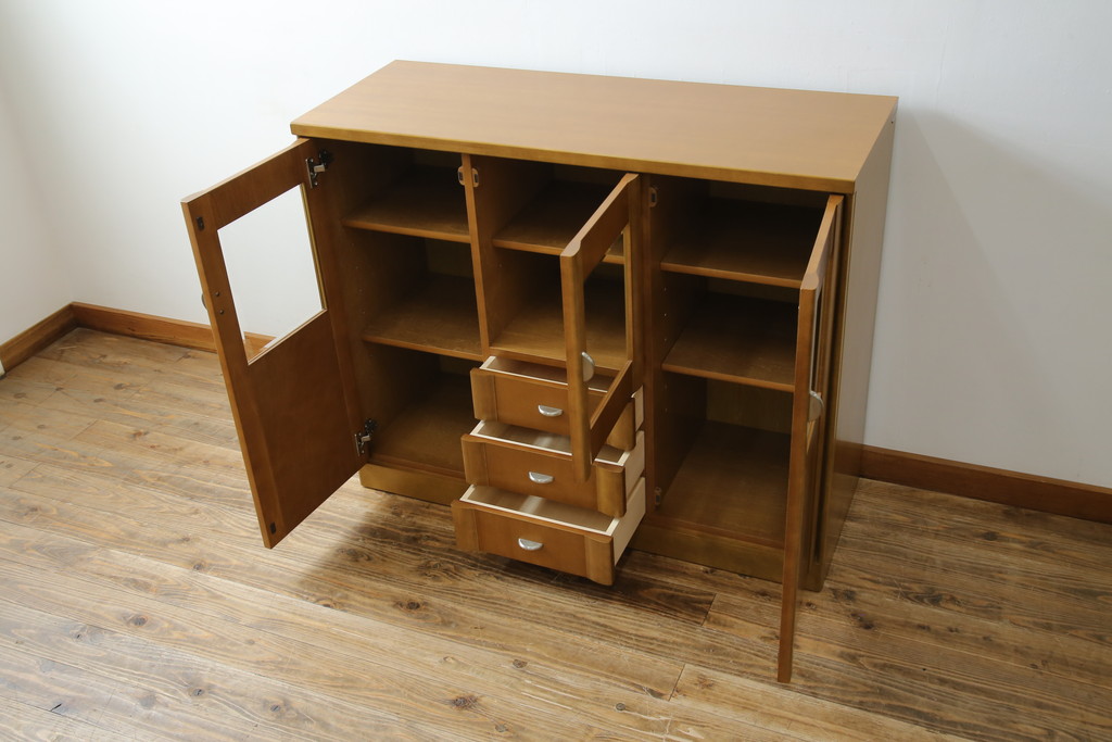 中古　美品　カリモク家具(karimoku)　Chitano(チターノ)　収納力と美しさを兼ね備えたサイドキャビネット(サイドボード、収納棚、戸棚)(R-083223)