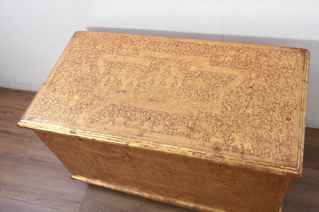 アンティーク　東南アジア美術　タイ?　ビルマ?　工芸品　戦士と寺院建築が全面に描かれた精細な彫刻入りのブランケットボックス(木箱、コファー、収納箱)(R-082431)