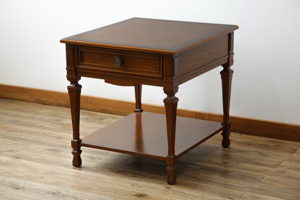 中古　DREXEL HERITAGE JAPAN(ドレクセルヘリテイジジャパン)　594-324　クラシカルなデザインが美しいエンドテーブル(ナイトテーブル、サイドテーブル、サイドチェスト)(R-061347)