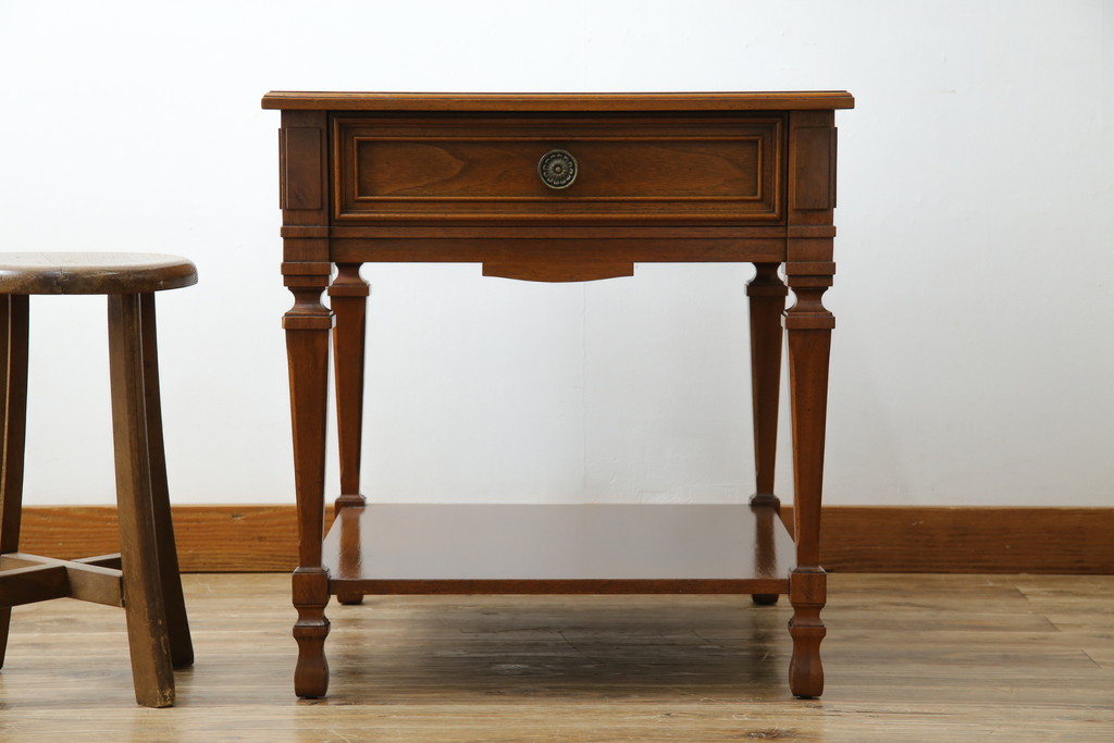 中古　DREXEL HERITAGE JAPAN(ドレクセルヘリテイジジャパン)　594-324　クラシカルなデザインが美しいエンドテーブル(ナイトテーブル、サイドテーブル、サイドチェスト)(R-061347)