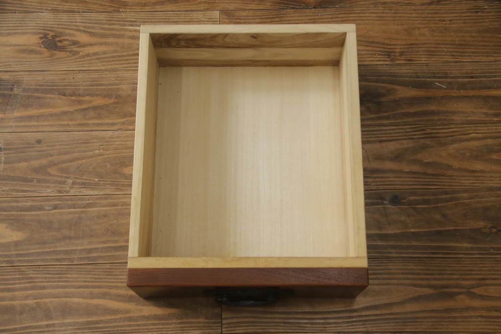 中古　ニレ材　上質な和の空間を演出する重厚な框組の二段重ね水屋箪笥(食器棚、キャビネット、重ねタンス、茶たんす、収納棚、戸棚、店舗什器)(R-077279)