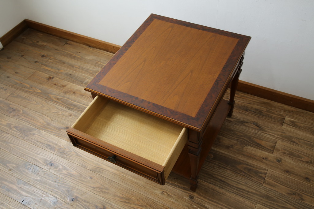 中古　DREXEL HERITAGE JAPAN(ドレクセルヘリテイジジャパン)　594-324　クラシカルなデザインが美しいエンドテーブル(ナイトテーブル、サイドテーブル、サイドチェスト)(R-061347)