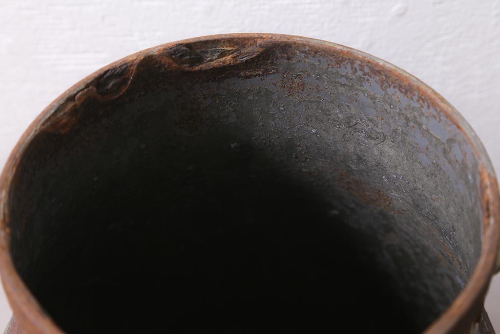 レトロ雑貨　昭和レトロ　錆びた風合いがおしゃれな古いミルク缶(牛乳缶、ディスプレイ)(R-040198)