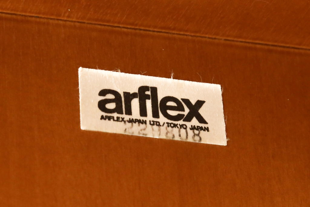 中古　美品　arflex(アルフレックス)　MONTAGNA(モンターニャ)　W字型の脚のデザインがお洒落なセンターテーブル(定価約20万円)(ガラステーブル、ローテーブル)(R-060269)