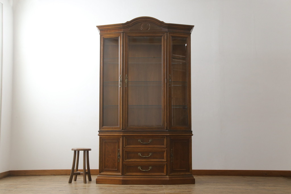 中古　美品　DREXEL HERITAGE(ドレクセルヘリテイジ)　TRYON MANOR(トライオンメナー)　格調高い佇まいが魅力の飾り棚(キャビネット、食器棚、収納棚)(R-061524)