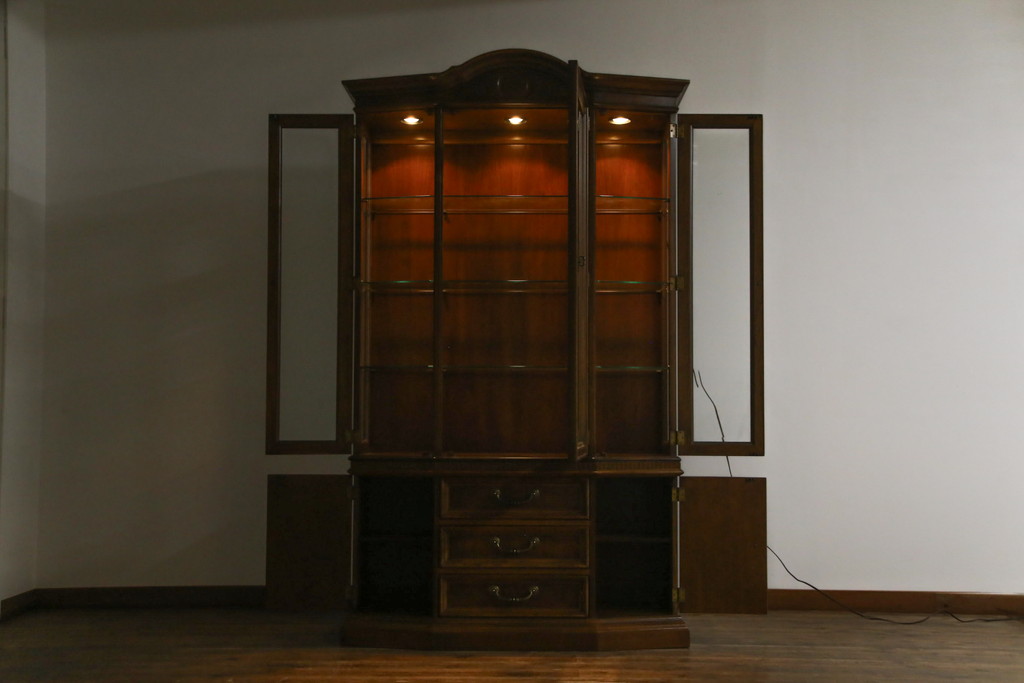 中古　美品　DREXEL HERITAGE(ドレクセルヘリテイジ)　TRYON MANOR(トライオンメナー)　格調高い佇まいが魅力の飾り棚(キャビネット、食器棚、収納棚)(R-061524)