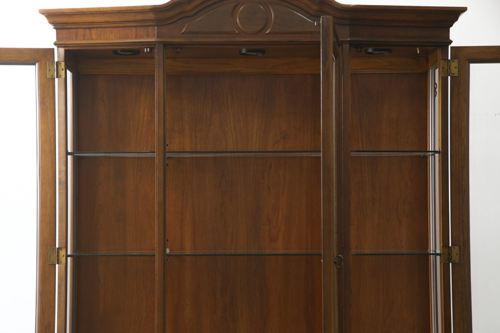 中古　美品　DREXEL HERITAGE(ドレクセルヘリテイジ)　TRYON MANOR(トライオンメナー)　格調高い佇まいが魅力の飾り棚(キャビネット、食器棚、収納棚)(R-061524)