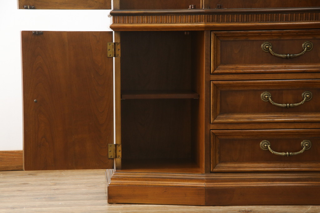 中古　美品　DREXEL HERITAGE(ドレクセルヘリテイジ)　TRYON MANOR(トライオンメナー)　格調高い佇まいが魅力の飾り棚(キャビネット、食器棚、収納棚)(R-061524)