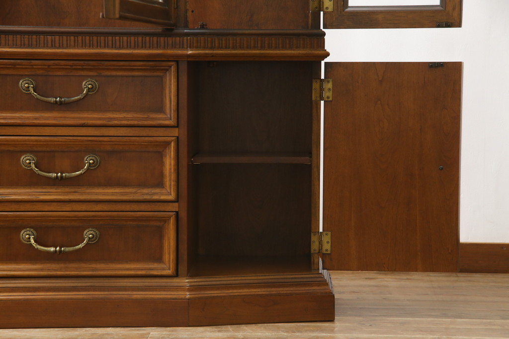 中古　美品　DREXEL HERITAGE(ドレクセルヘリテイジ)　TRYON MANOR(トライオンメナー)　格調高い佇まいが魅力の飾り棚(キャビネット、食器棚、収納棚)(R-061524)
