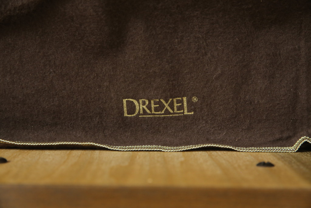 中古　美品　DREXEL HERITAGE(ドレクセルヘリテイジ)　TRYON MANOR(トライオンメナー)　格調高い佇まいが魅力の飾り棚(キャビネット、食器棚、収納棚)(R-061524)