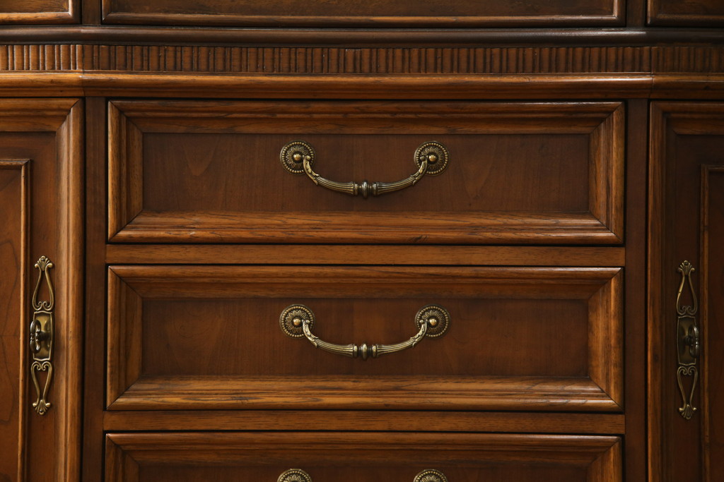 中古　美品　DREXEL HERITAGE(ドレクセルヘリテイジ)　TRYON MANOR(トライオンメナー)　格調高い佇まいが魅力の飾り棚(キャビネット、食器棚、収納棚)(R-061524)