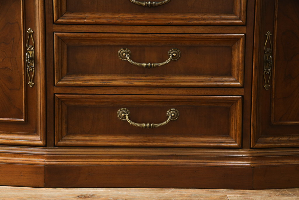 中古　美品　DREXEL HERITAGE(ドレクセルヘリテイジ)　TRYON MANOR(トライオンメナー)　格調高い佇まいが魅力の飾り棚(キャビネット、食器棚、収納棚)(R-061524)