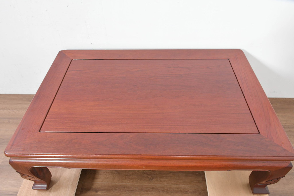 中古　美品　花梨(カリン)材ならではの赤褐色が美しい彫刻入りの座卓(ローテーブル、センターテーブル、リビングテーブル)(R-084336)