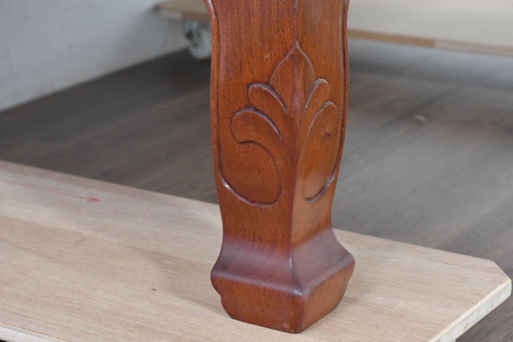 中古　美品　花梨(カリン)材ならではの赤褐色が美しい彫刻入りの座卓(ローテーブル、センターテーブル、リビングテーブル)(R-084336)