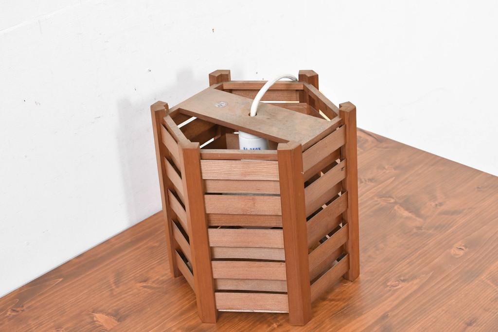 和製ビンテージ　希少な廃番品　大和照明製作所　杉材　落ち着いた空間を演出する六角形デザインの天井照明(ペンダントライト、吊り下げ照明、シェード、電笠、ヴィンテージ)(R-084346)