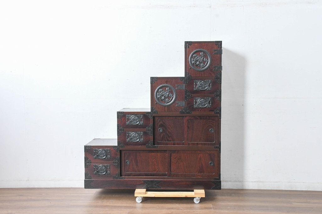 中古　美品　民芸家具　欅(ケヤキ)材　力強い杢目と立派な金具が存在感を高める階段箪笥(民芸箪笥、和箪笥、整理たんす、収納タンス、引き出し)(R-084438)