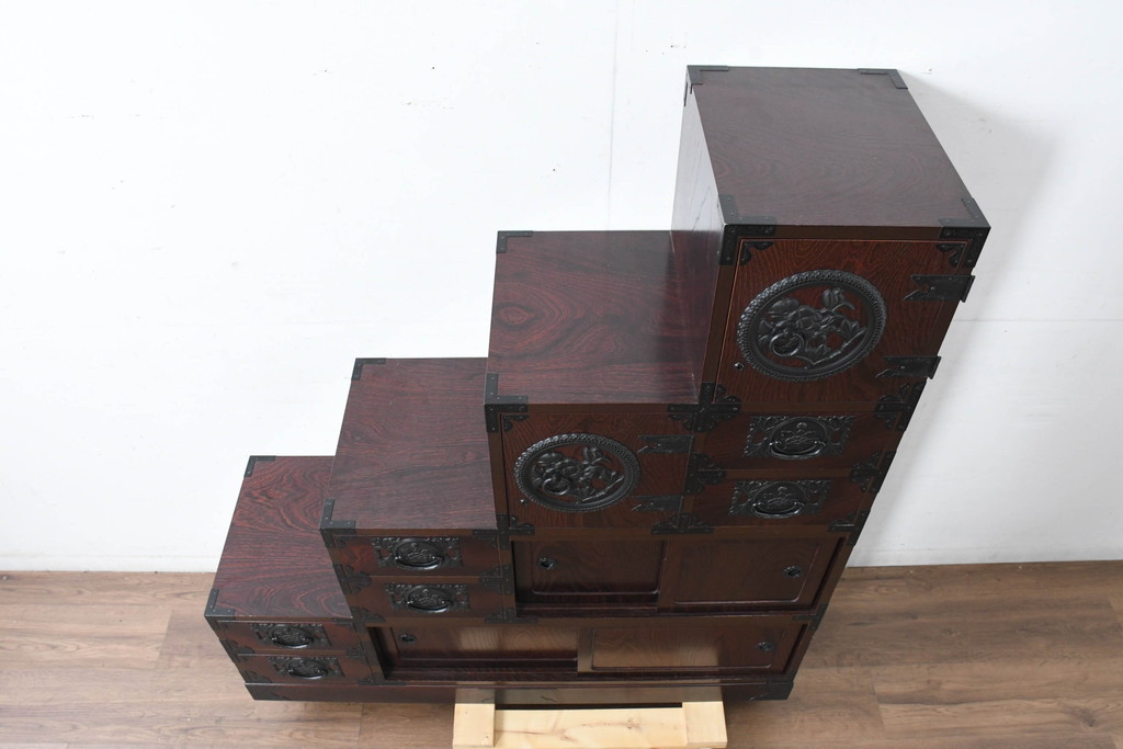 中古　美品　民芸家具　欅(ケヤキ)材　力強い杢目と立派な金具が存在感を高める階段箪笥(民芸箪笥、和箪笥、整理たんす、収納タンス、引き出し)(R-084438)