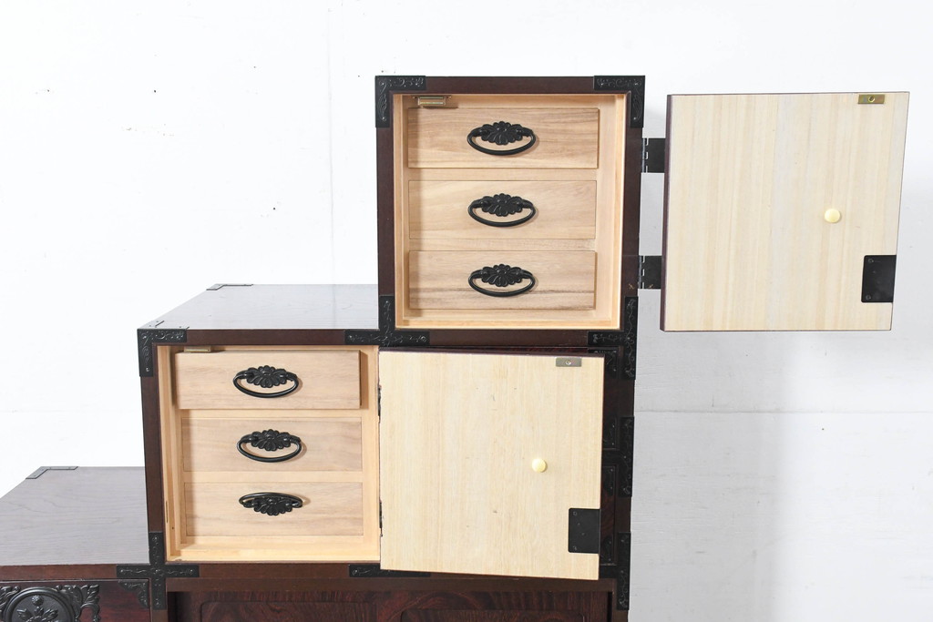 中古　美品　民芸家具　欅(ケヤキ)材　力強い杢目と立派な金具が存在感を高める階段箪笥(民芸箪笥、和箪笥、整理たんす、収納タンス、引き出し)(R-084438)