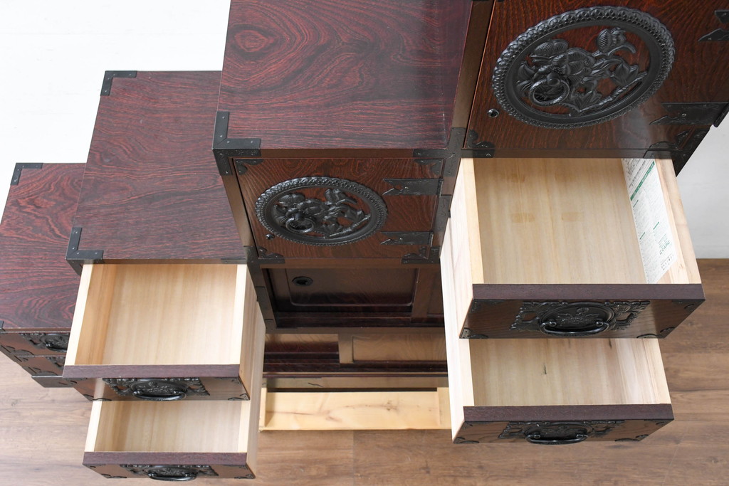 中古　美品　民芸家具　欅(ケヤキ)材　力強い杢目と立派な金具が存在感を高める階段箪笥(民芸箪笥、和箪笥、整理たんす、収納タンス、引き出し)(R-084438)
