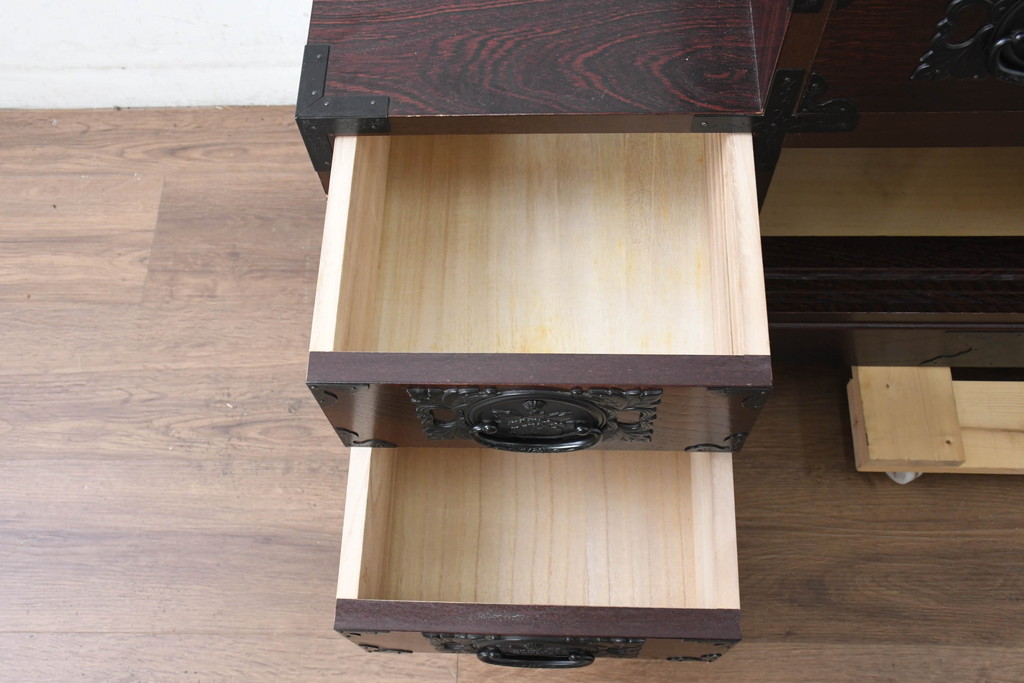 中古　美品　民芸家具　欅(ケヤキ)材　力強い杢目と立派な金具が存在感を高める階段箪笥(民芸箪笥、和箪笥、整理たんす、収納タンス、引き出し)(R-084438)