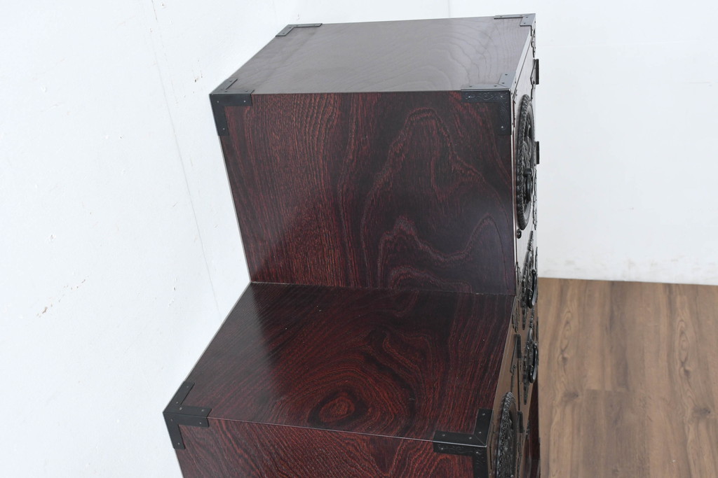 中古　美品　民芸家具　欅(ケヤキ)材　力強い杢目と立派な金具が存在感を高める階段箪笥(民芸箪笥、和箪笥、整理たんす、収納タンス、引き出し)(R-084438)