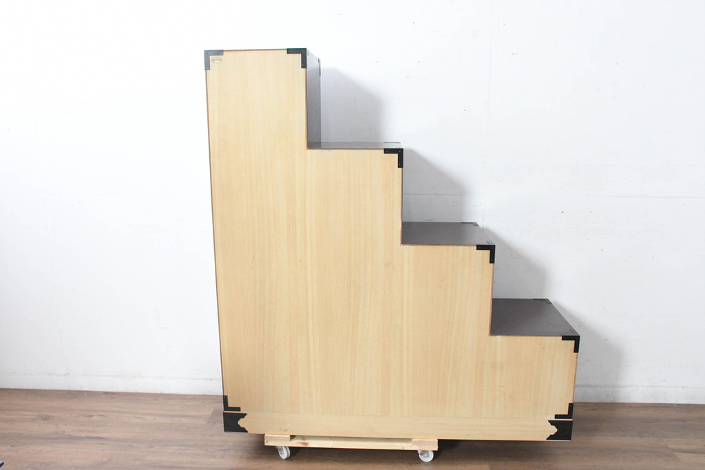 中古　美品　民芸家具　欅(ケヤキ)材　力強い杢目と立派な金具が存在感を高める階段箪笥(民芸箪笥、和箪笥、整理たんす、収納タンス、引き出し)(R-084438)