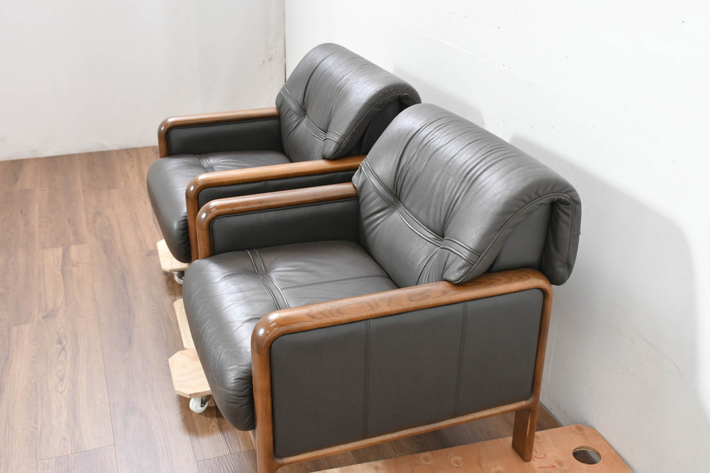 中古　カリモク家具(karimoku)　WSシリーズ　コンパクトサイズ　本革(レザー)　重厚感と快適さを兼ね備えた一人掛けソファ2脚セット(アームチェア、アームソファ、一人掛けソファ、1Pソファ、1P、バラ売り可能)(定価約24万円)(R-084326)