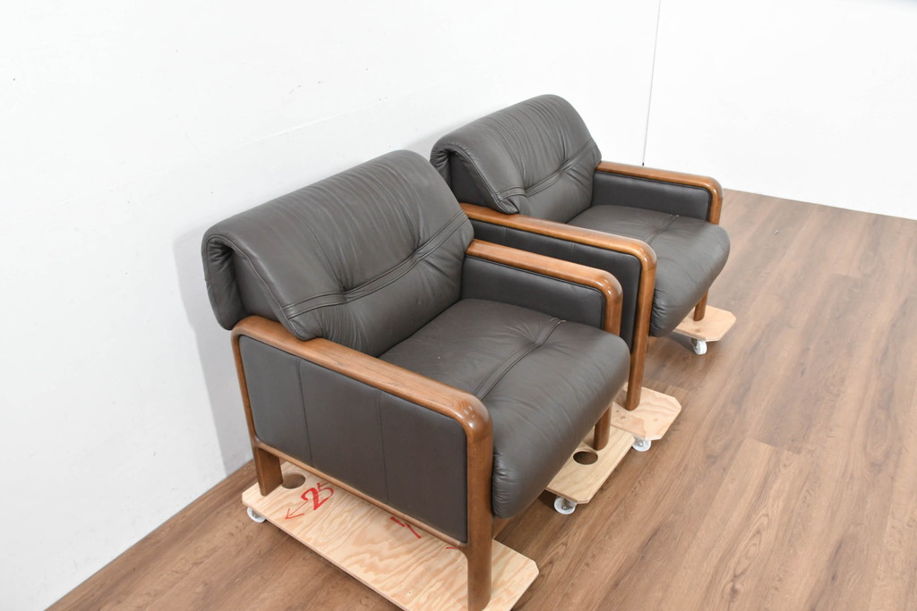 中古　カリモク家具(karimoku)　WSシリーズ　コンパクトサイズ　本革(レザー)　重厚感と快適さを兼ね備えた一人掛けソファ2脚セット(アームチェア、アームソファ、一人掛けソファ、1Pソファ、1P、バラ売り可能)(定価約24万円)(R-084326)