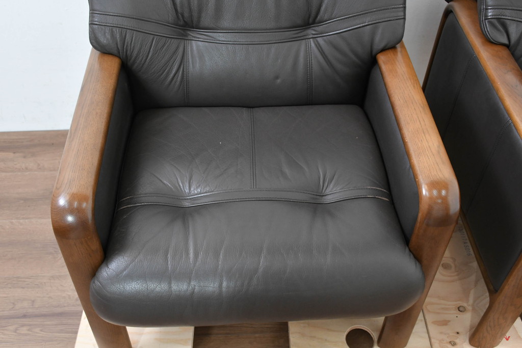 中古　カリモク家具(karimoku)　WSシリーズ　コンパクトサイズ　本革(レザー)　重厚感と快適さを兼ね備えた一人掛けソファ2脚セット(アームチェア、アームソファ、一人掛けソファ、1Pソファ、1P、バラ売り可能)(定価約24万円)(R-084326)