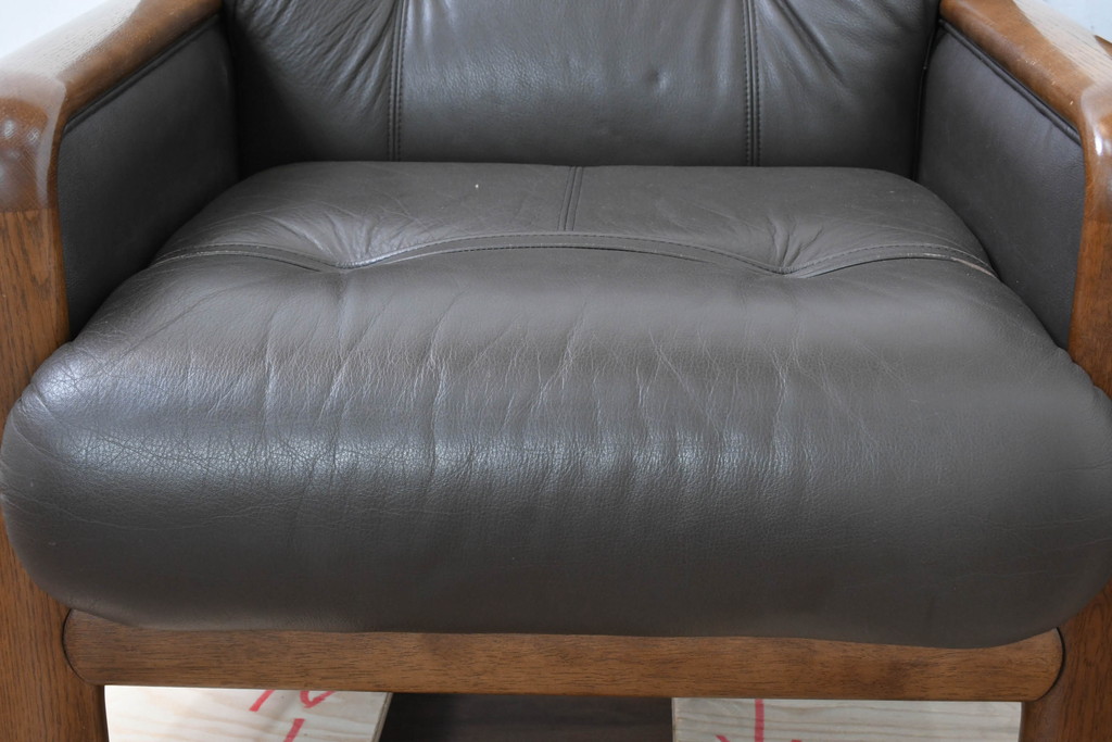 中古　カリモク家具(karimoku)　WSシリーズ　コンパクトサイズ　本革(レザー)　重厚感と快適さを兼ね備えた一人掛けソファ2脚セット(アームチェア、アームソファ、一人掛けソファ、1Pソファ、1P、バラ売り可能)(定価約24万円)(R-084326)