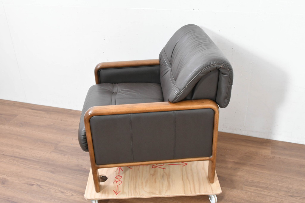 中古　カリモク家具(karimoku)　WSシリーズ　コンパクトサイズ　本革(レザー)　重厚感と快適さを兼ね備えた一人掛けソファ2脚セット(アームチェア、アームソファ、一人掛けソファ、1Pソファ、1P、バラ売り可能)(定価約24万円)(R-084326)