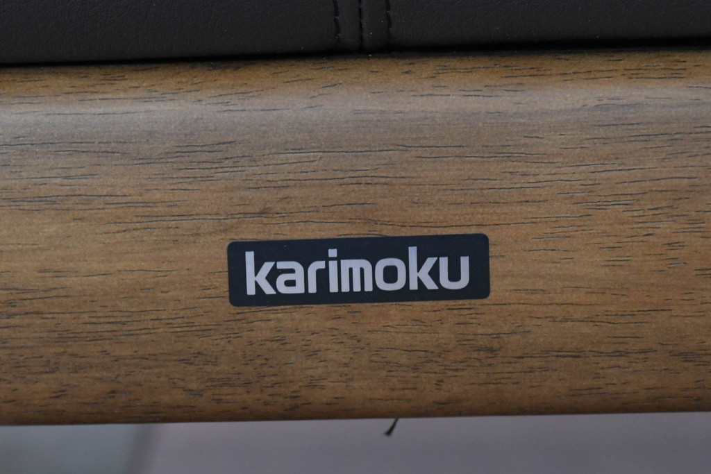 中古　カリモク家具(karimoku)　WSシリーズ　コンパクトサイズ　本革(レザー)　重厚感と快適さを兼ね備えた一人掛けソファ2脚セット(アームチェア、アームソファ、一人掛けソファ、1Pソファ、1P、バラ売り可能)(定価約24万円)(R-084326)
