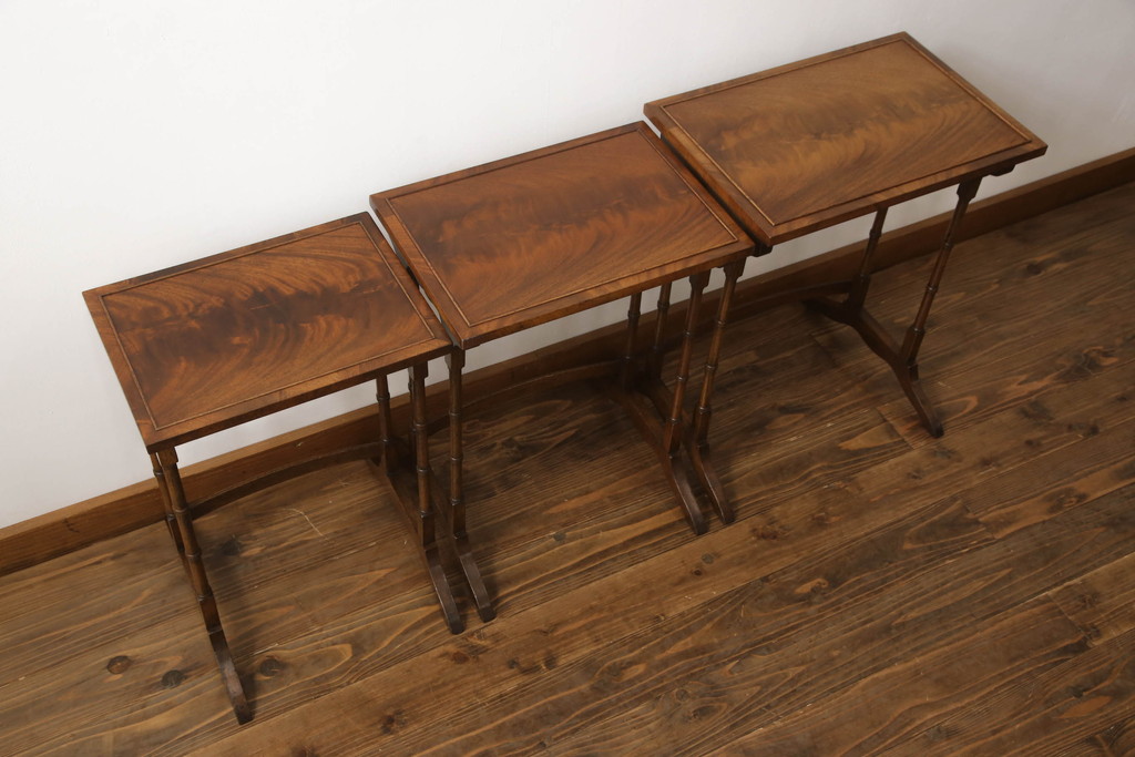 イギリスアンティーク　ウォールナット材　すらりと長い脚のデザインが目を引くネストテーブル(サイドテーブル、カフェテーブル、コーヒーテーブル、英国)(R-065833)