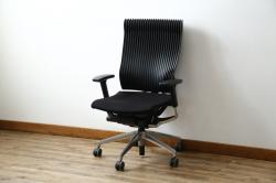 中古　超美品!!　展示品　イトーキ(ITOKI)　アルミミラー仕上げ　エラストマーバック　スピーナチェア(Spina)　高級感と快適性を兼ね備えたオフィスチェア(アームチェア、デスクチェア、回転チェア、椅子、イス)(定価約25万円)(R-083542)