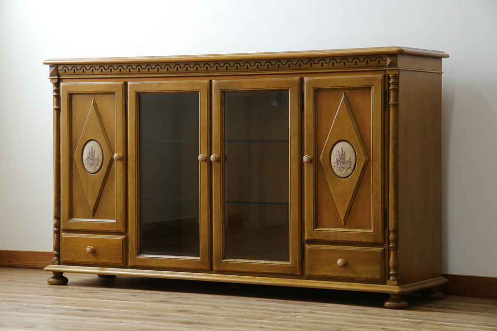 中古　美品　カリモク家具(karimoku)　可愛い脚と陶板がアクセントのアンティーク調カントリーキャビネット(サイドボード、サイドキャビネット、収納棚、戸棚)(R-082615)