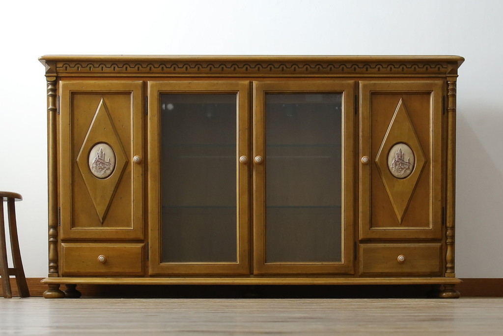 中古　美品　カリモク家具(karimoku)　可愛い脚と陶板がアクセントのアンティーク調カントリーキャビネット(サイドボード、サイドキャビネット、収納棚、戸棚)(R-082615)