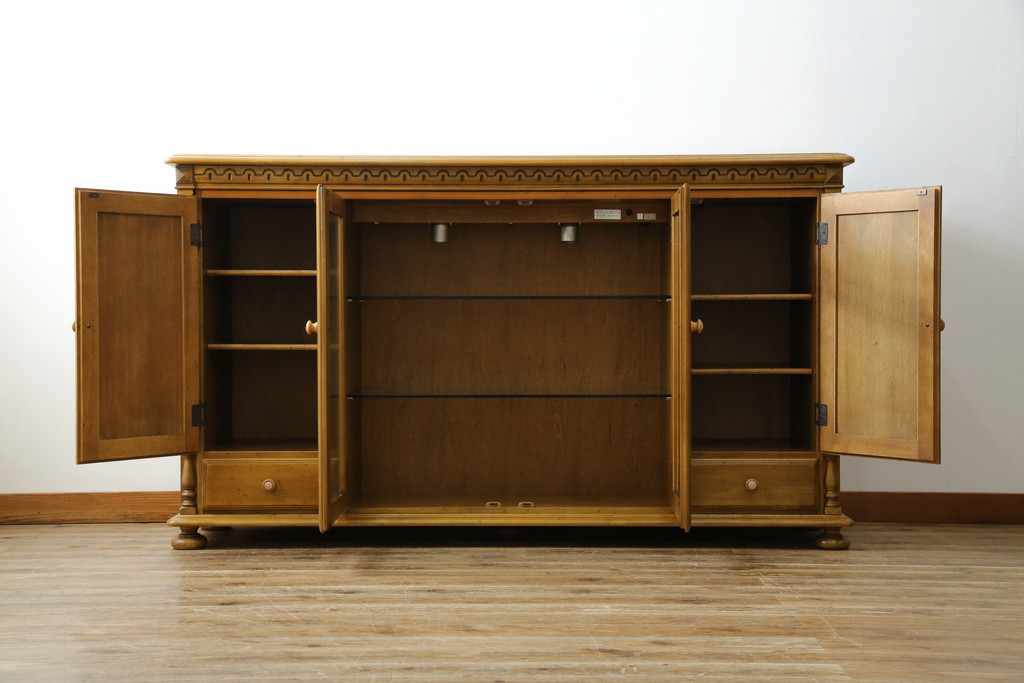 中古　美品　カリモク家具(karimoku)　可愛い脚と陶板がアクセントのアンティーク調カントリーキャビネット(サイドボード、サイドキャビネット、収納棚、戸棚)(R-082615)