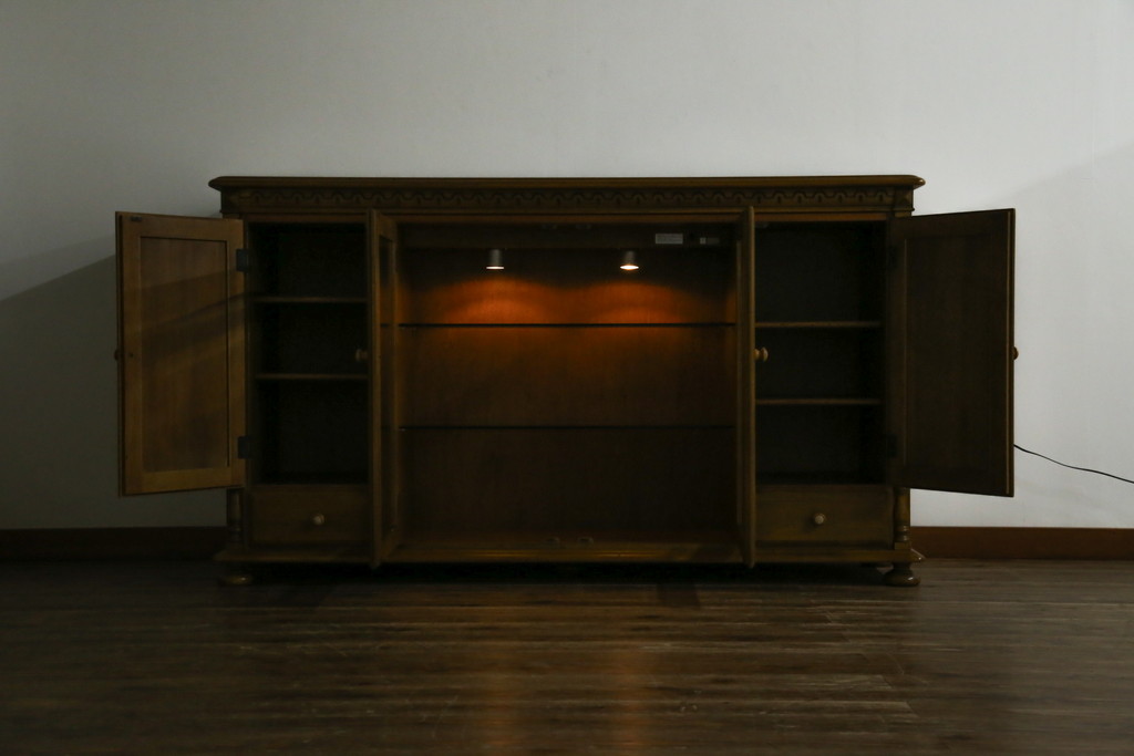 中古　美品　カリモク家具(karimoku)　可愛い脚と陶板がアクセントのアンティーク調カントリーキャビネット(サイドボード、サイドキャビネット、収納棚、戸棚)(R-082615)