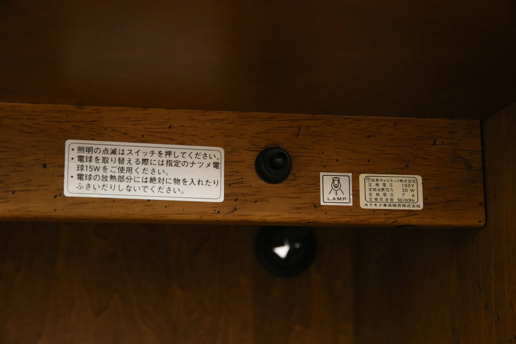 中古　美品　カリモク家具(karimoku)　可愛い脚と陶板がアクセントのアンティーク調カントリーキャビネット(サイドボード、サイドキャビネット、収納棚、戸棚)(R-082615)
