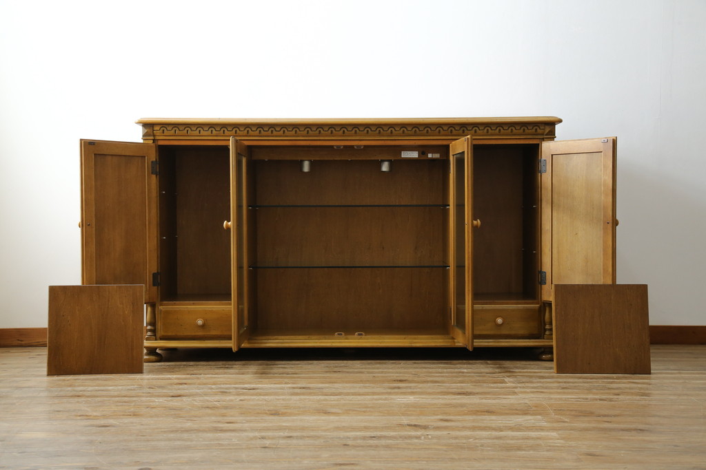 中古　美品　カリモク家具(karimoku)　可愛い脚と陶板がアクセントのアンティーク調カントリーキャビネット(サイドボード、サイドキャビネット、収納棚、戸棚)(R-082615)