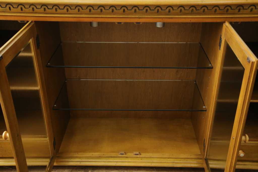 中古　美品　カリモク家具(karimoku)　可愛い脚と陶板がアクセントのアンティーク調カントリーキャビネット(サイドボード、サイドキャビネット、収納棚、戸棚)(R-082615)