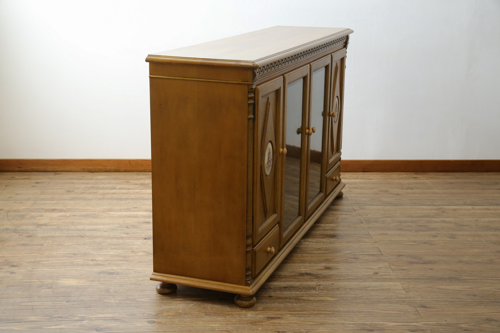 中古　美品　カリモク家具(karimoku)　可愛い脚と陶板がアクセントのアンティーク調カントリーキャビネット(サイドボード、サイドキャビネット、収納棚、戸棚)(R-082615)